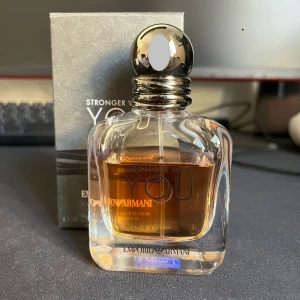 Emporio Armani Stronger With You - Säljer denna lite mörkare parfymen som är perfekt till vår och sommarkvällen. Den är knappt använd och har ca 40cl kvar. Nypris: 950kr Mitt pris: 350kr 