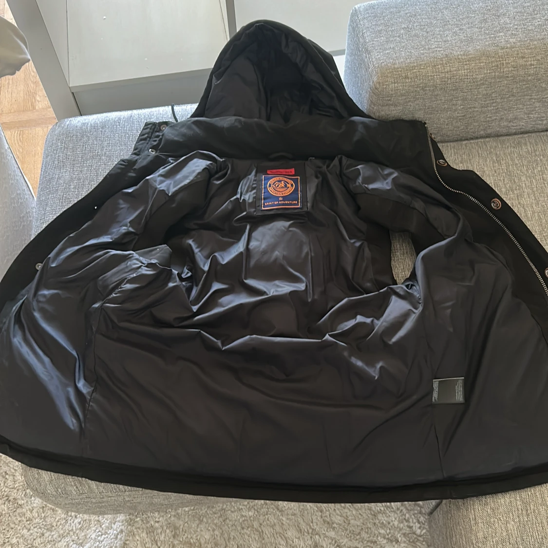 Svart pufferväst med huva från Superdry