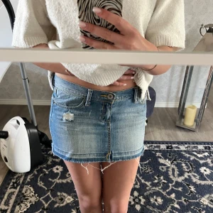 Lågmidjad jeanskjol - Supersnygg lågmidjad jeanskjol med fina detaljer