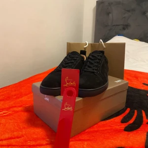 Svarta sneakers från Christian Louboutin - Säljer ett par svarta sneakers från Christian Louboutin med klassisk röd sula och diskret logga på insidan. Priset kan diskuteras. Inget skohorn kommer med