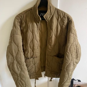 Grön vårjacka från zara - säljer jättefin grön quiltad jacka från zara som är slutsåld! 