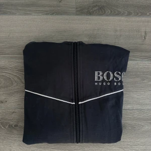Hugo boss tröja  - En mörkblå Hugo boss tröja i storlek m. Använd ett par gånger men i väldigt fint skick. Köpt för några år sedan på Hugo boss. Nypris 1500