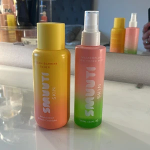 Smuuti Skin toner och mist - Två produkter från Smuuti Skin: Peach Barrier Toner med persikoextrakt och ceramider i en gul till orange flaska, samt Watermelon Dew Toner Mist i en sprayflaska. Båda är veganska och parfymfria. Säljer pågrund ut av jag har dubbletter. Båda är helt oanvända.