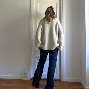Mörkblå Levis jeans - Mörkblå Levis jeans. Jag är 173cm och brukar bära storlek 36 i jeans. 