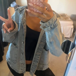 Ljusblå jeansjacka (zara) - Säljer min overzised jeansjacka, också från Zara. Pågrund av att den inte kommer lika mycket till användning!!❤️