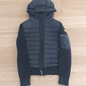 Svart moncler cardigan - Säljer en svart moncler cardigan med NFC. Riktigt bra kvalité samt väldigt skön att använda. Skulle inte ångra er. Pris kan diskuteras. 