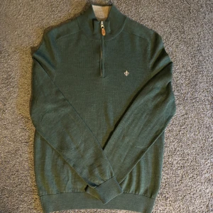 Morris half zip 100% merino ull  - Grön Morris half zip tröja i 100% merino ull.⚜️10/10 skick✅. Inga defekter. 1799kr nypris. Hör av er vid frågor!