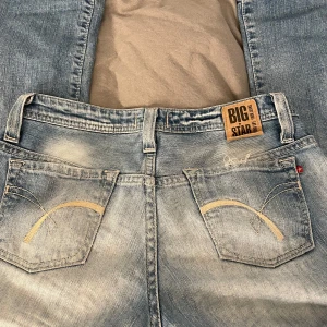 Ljusblå jeans från Big Star - Säljer ett par ljusblå jeans från Big Star med klassisk femficksdesign och snygga slitningar. Jeansen har normal passform och utsvägdaben. Perfekta för en avslappnad stil. Modellen är utsvängd men skulle säga att de är mer åt de raka hållet men de sitter inte åt.