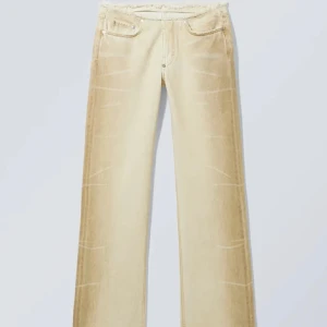 Gula low waisted jeans - Snygga gula low waisted jeans med raka ben och fransad kant upptill. Från weekday i storlek 25.