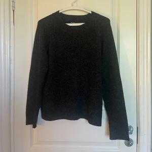 Mörkgrå stickad tröja från Vero Moda - Mysig mörkgrå stickad tröja från Vero Moda som aldrig använts. Storlek M men är stretchig så passar L, S, XS också!