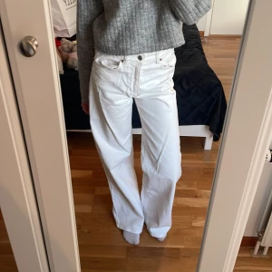 Vita wide leg high waisted jeans - Säljer ett par vita jeans från H&M med wide leg-passform och hög midja. Byxorna har basic fickor och är lätta att styla. Säljer pga dålig användning och att de inte längre är min stil💗