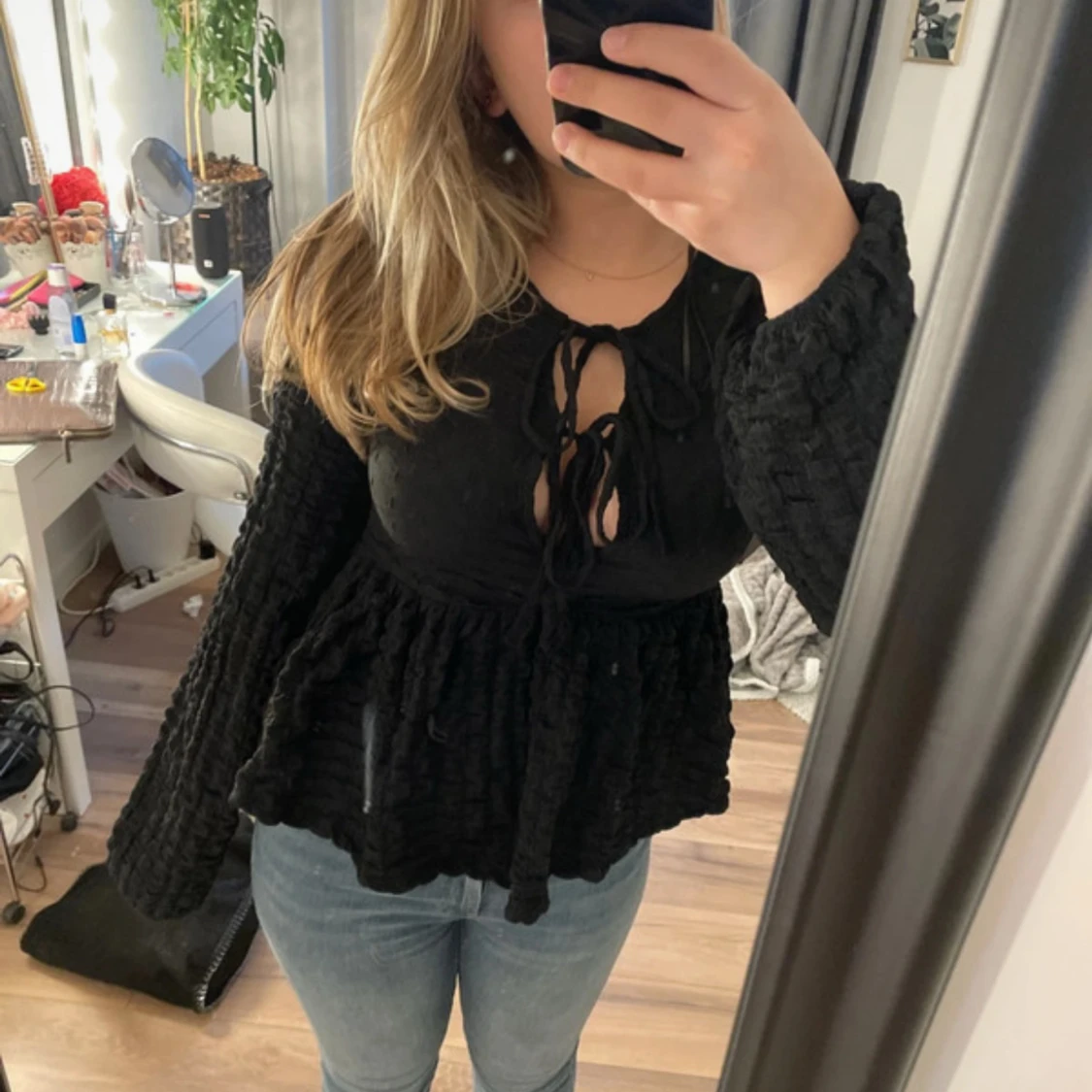 Svart blus med knytning från Gina Tricot - 1