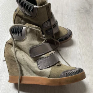 Kilklackar - Kilklackar från diesel (liknar isabel marants. Khakifärg med ljuslilla/metalliska spännen. Riktigt bekväma och snygga. Ett unikare alternativ till Marants!🌞