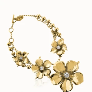 Guldfärgat halsband med stora blommor - Unikt halsband i guldfärg med stora blommor och glittrande stenar i mitten som har ett nypris idag på 1599kr. Den är i bra och nytt skick, samt helt oanvänd! Perfekt för att få outfiten att lysa upp ännu mer!