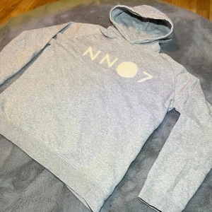 NN07 hoodie - | Säljer nu en sjukt fet hoodie med en rikigt clean och skön logga | Märke: no nationality 07 | Storlek: S | Skick: 9/10 | denna modell säljs ej längre | skriv till mig för fler frågor och bilder | 