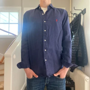 Ralph Lauren linneskjorta - Linneskjorta från Ralph Lauren i mycket bra skick😍| Storlek: M | Jag är 182cm och väger 65kg📏| Vid frågor eller pris diskussion är det bara att skriva ✍🏼| Frakt inom 48h📦