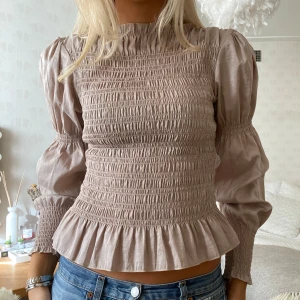Smockad blus - Så fin blus med smockad midja och ärmar💕💕 sitter verkligen perfekt på kroppen!