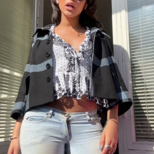 Svart och blå rutig kappa  - Trekvartsärmad kappa😽