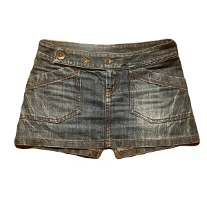 Lågmidjad jeanskjol - Säljer denna superfina jeanskjolen. Den är lågmidjad och är köpt second hand. Storlek M men skulle säga att det är en S. Midjemåttet är 38cm rakt över. Skriv såklart om du har fler frågor!