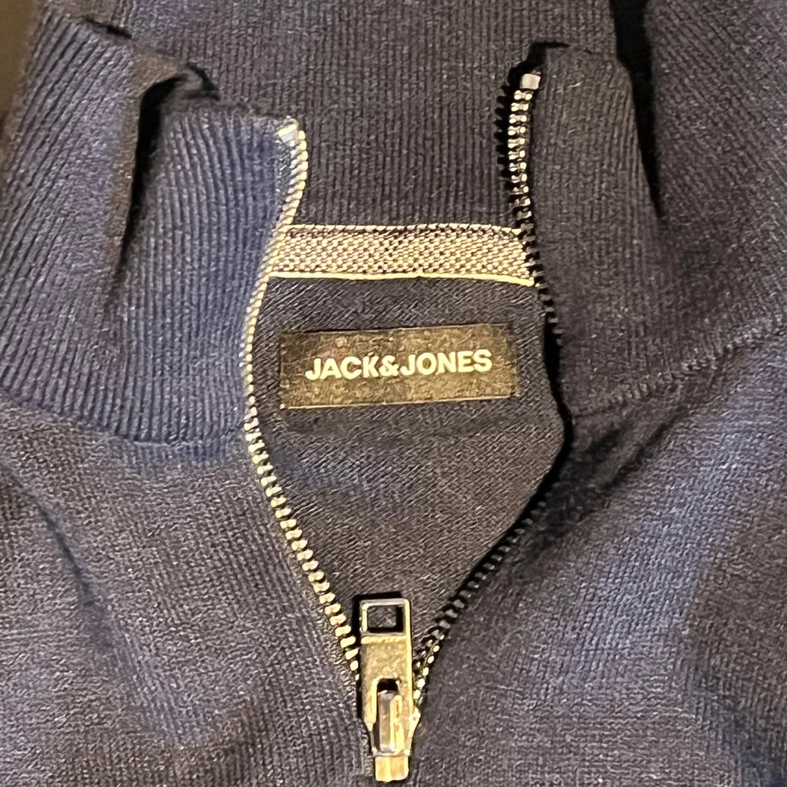 Mörkblå stickad tröja med dragkedja från Jack & Jones - 1