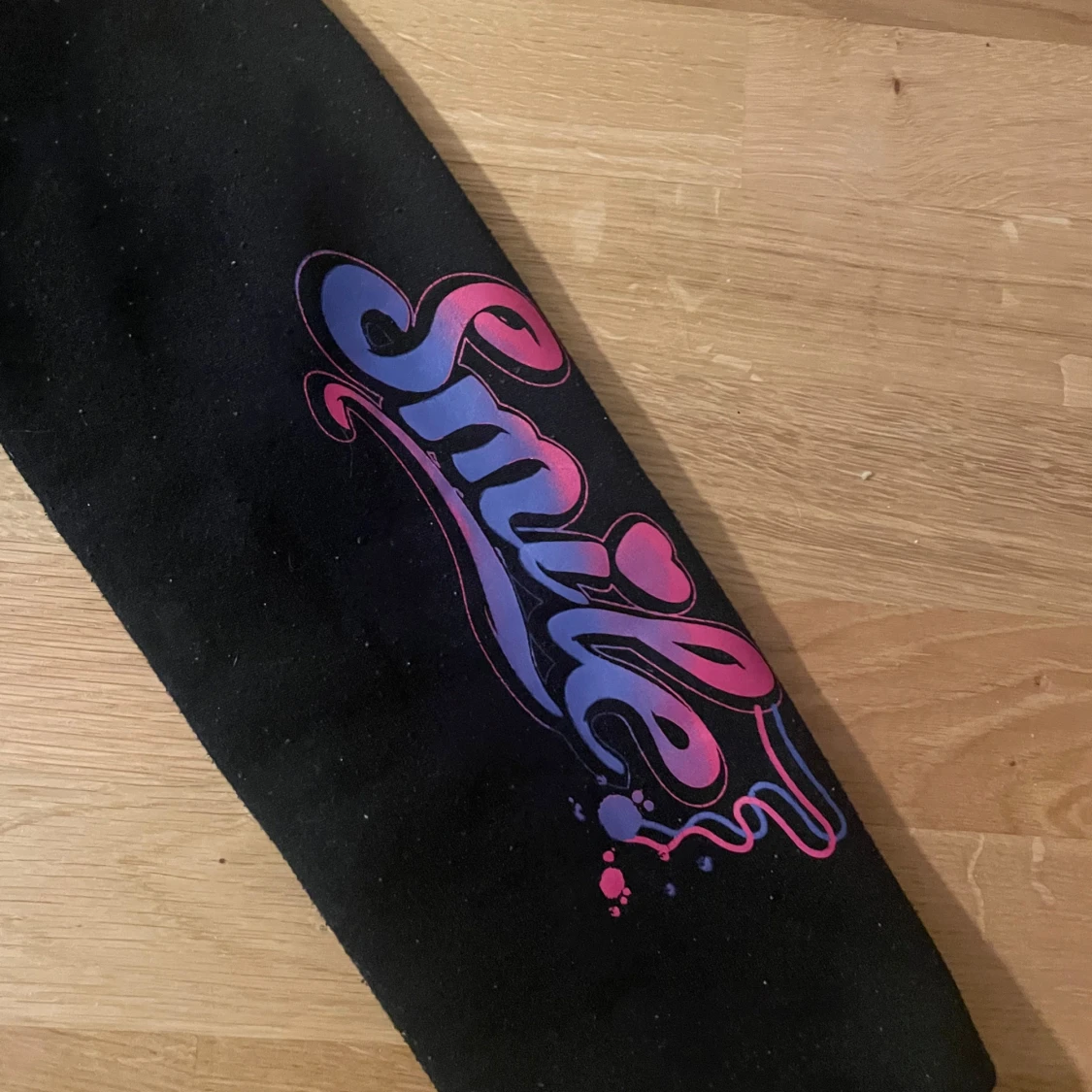 Svart hoodie med färgglada tryck - 1