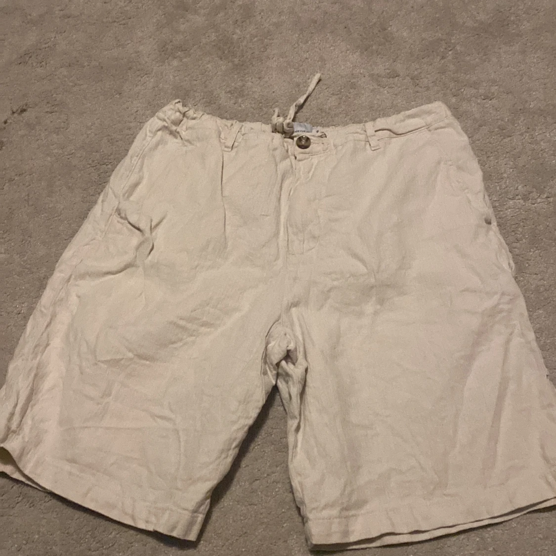 Beiga linneshorts med snörning