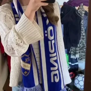 Vit stickad tröja med hålmönster - Säljer en vit stickad tröja med hålmönster. Tröjan har lång ärm och är mjuk och luftig, perfekt för lager-på-lager. Passar till både jeans och kjol. Och framförallt till sommar kvällar. Skriv till mig om ni har några frågor, priset är inte hugget i sten!💕