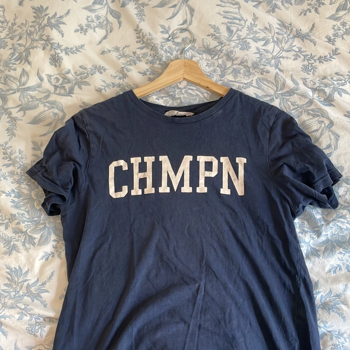 Mörkblå t-shirt med CHMPN-tryck - 1