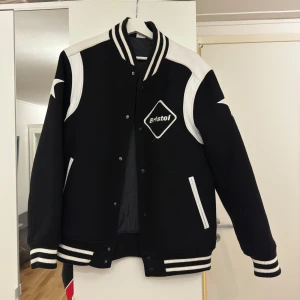 Varsity jacket från Nike - Varsity jacket från Nike storlek XL är i väldigt bra skick