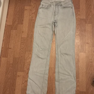 Ljusblå low straight jeans från Bikbok - Säljer ett par ljusblå jeans från Bikbok med låg midja och raka ben. Klassisk femficksmodell med diskreta sömmar och patch med logga bak i midjan. Perfekta för en avslappnad stil. Passar en 34/36!
