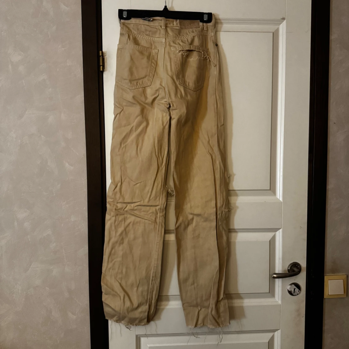 Beiga vida jeans med stora hål - 1