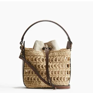 H&M väska  - Säljer en snygg beige axelväska med flätad design och bruna detaljer. Väskan har både handtag och justerbar axelrem samt en tygpåse inuti som stängs med snörning. Perfekt accessoar för sommaren!