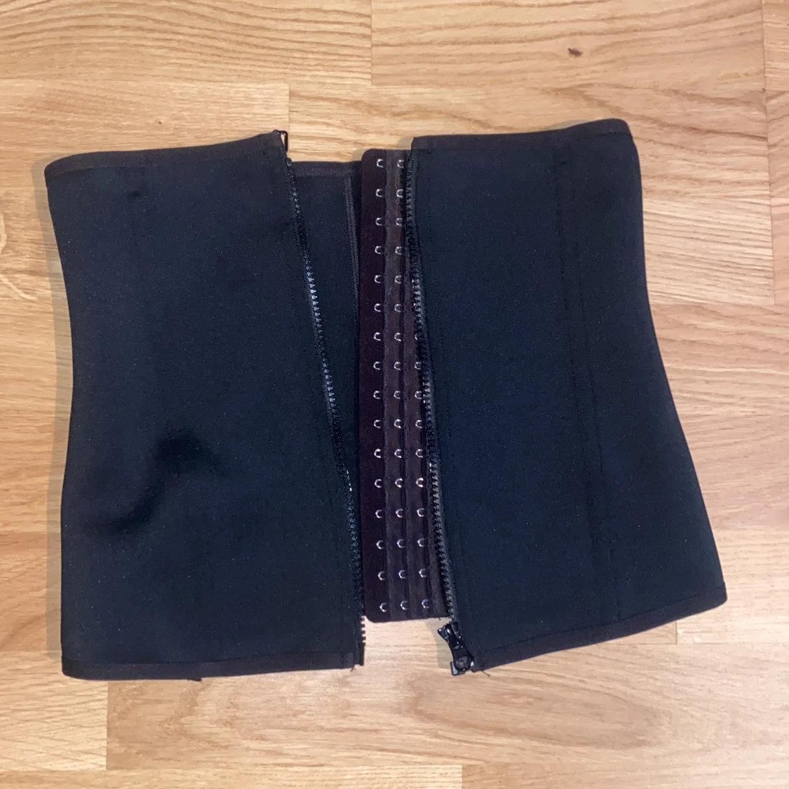 Svart midjebälte med hysk- och hakstängning