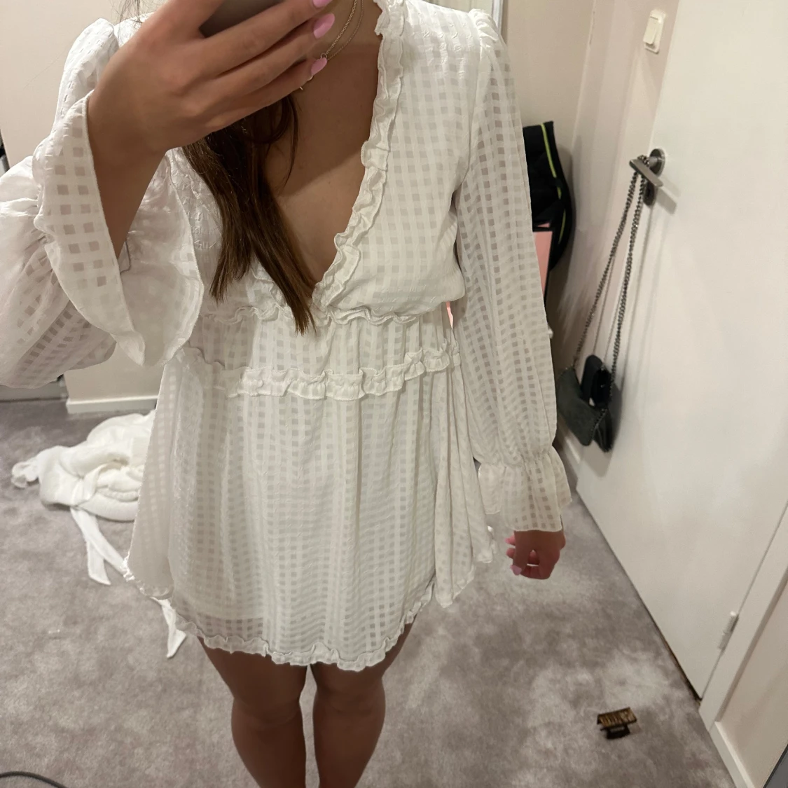 Vit kortklänning med volang och v-ringning