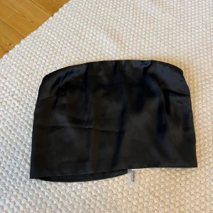 Svart topp i satin - Helt oanvänd med lappar kvar 