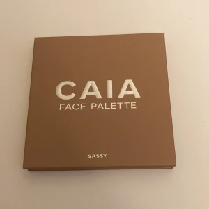 CAIA Face Palette Sassy - Oanvänd Sassy palette från Caia - endast förpackningen borttagen, aldrig testad. Nypris 449kr, Mitt pris: 330kr.