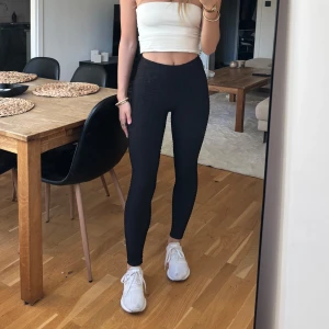 Träningstights - Svarta träningstights med mönster och scrunched på baksidan. 