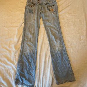 Snygga diesel jeans - Jätte snygga low waist bootcut jeans. Byxorna har hål på ena benet och ett hål över fickan på rumpan som inte syns när man har på sig dom❤️ Byxorna har haft broderier som jag har repat upp vissa av men syns fortfarande i tvätten❤️skriv för  mått.