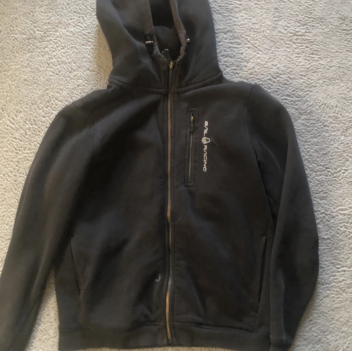 Svart fleecejacka med huva från Sail racing