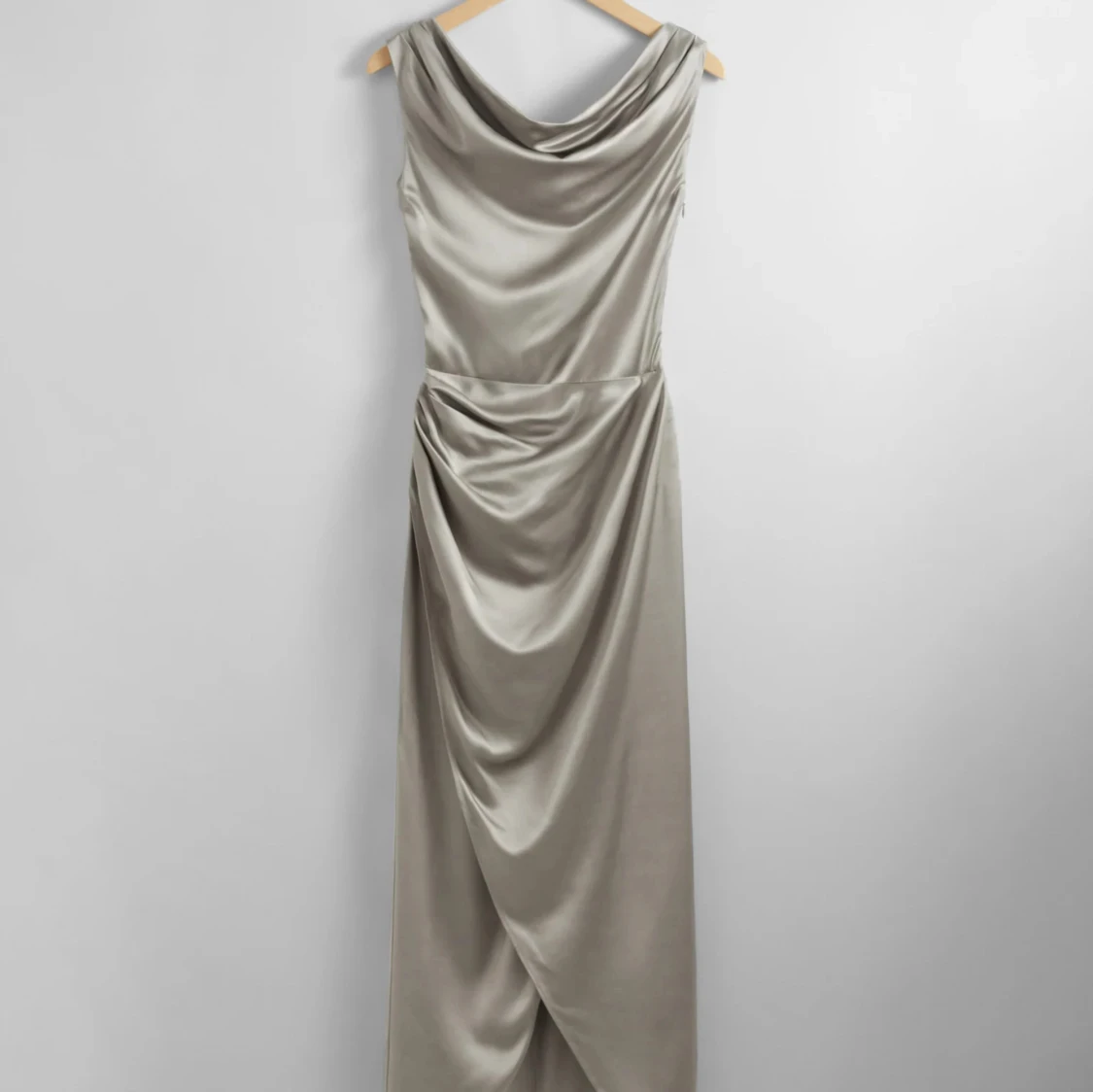 Draperad midiklänning i satin
