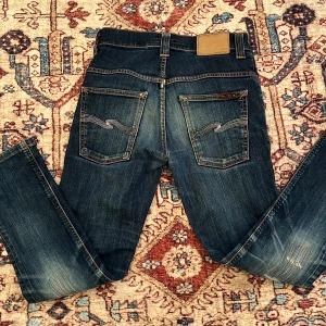 Mörkblå nuide jeans - Säljer ett par mörkblå nuide jeans.                               Med modellen grim Tim.                                                 Dom är krympta så passar en om man är mellan 150 och 155