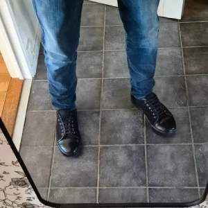 Lanvin - Säljer dessa tvär feta lanvins för endast 1499kr🤩 De är storlek uk 8 vilket motsvarar EU 43. Dustbag ingår. 8/10 skick en extremt liten repa på glansen men inget man märker av. Perfekt för dig som letar efter feta skor nu till sommaren.🔥Tveka inte på att höra av dig, byten kan vara intressant🤔🙏