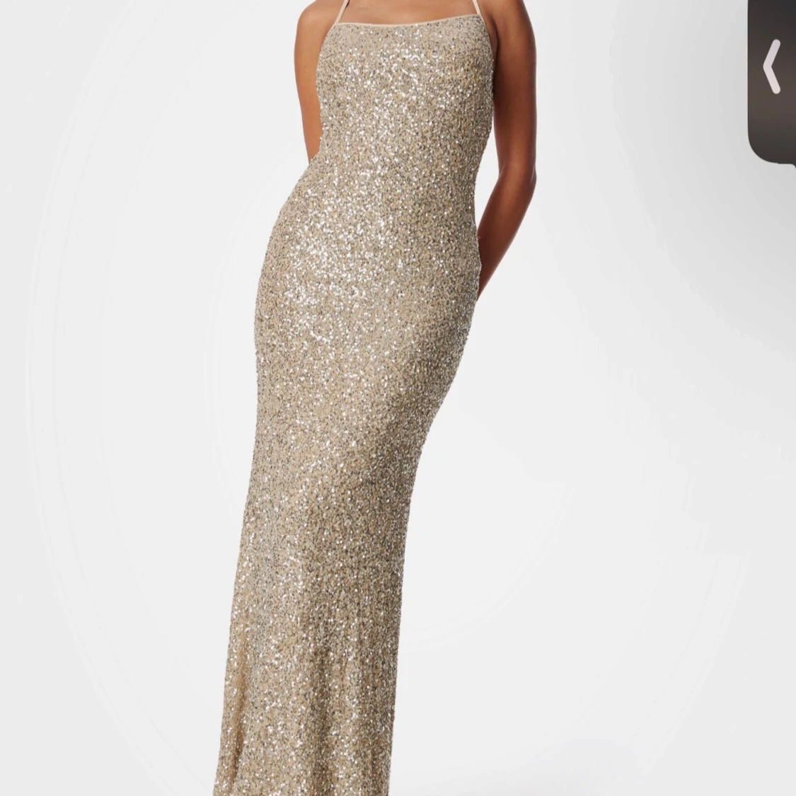 Glittrig långklänning med öppen rygg och smala axelband
