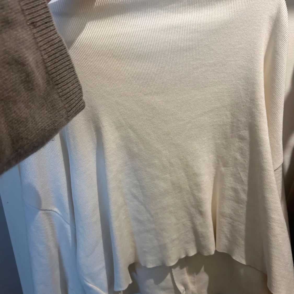 Krämvit kofta med pärlemorknappar - 2