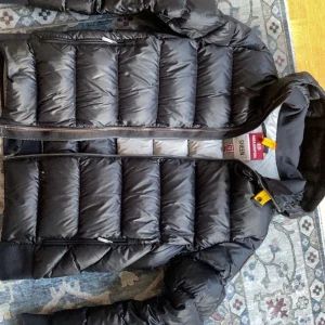 Parajumpers jacka  - En Parajumpers jacka perfekt till höst, vår och vinter. Storlek M, nypris ca 5k. Perfekt köp till näst kommande höst/vinter då priser på jackor kommer garanterat öka till des. Perfekt chans att fynda i förväg!