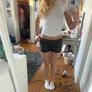 Svarta jeansshorts!! - Snygga svarta jeansshorts med klassisk design och knappgylf. Shortsen har en normal passform och är ganska lowwaist. Perfekta för varma dagar och enkla att matcha med olika toppar.