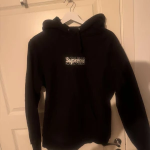 Supreme Bandana Box Logo - Nypris: 4000kr