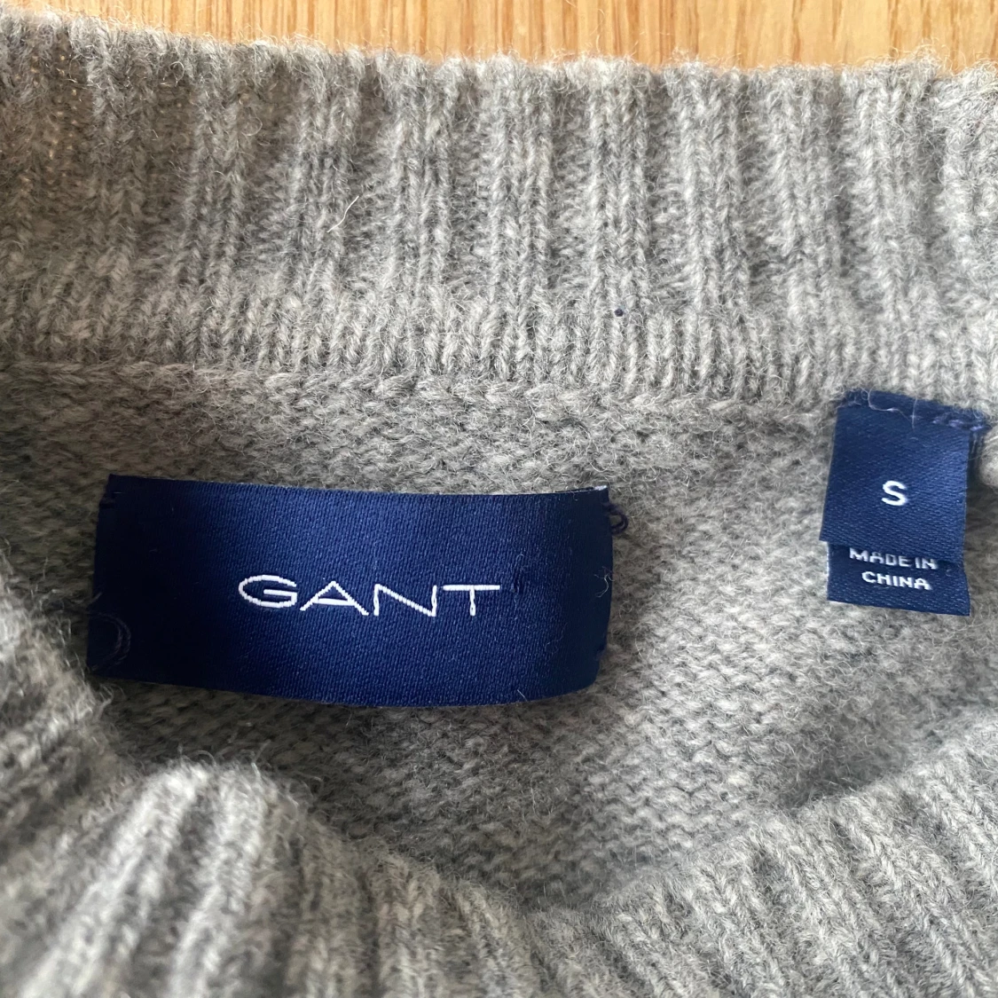 Ny grå stickad tröja i 100% ull från Gant i strl S - 2