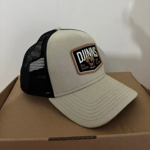 Djinns keps - Svart Von Dutch trucker keps med ett cleant beige tryck i speciellt nice material. 
