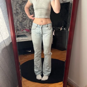 Lågmidjade jeans  - As snygga lågmidjade jeans!!🤩skulle säga en S, pris kan diskuteras 🙌🏻